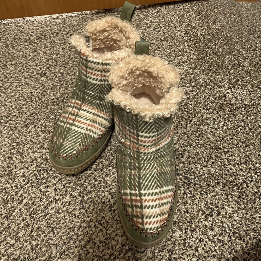 NWT Olive Muk Luk Booties